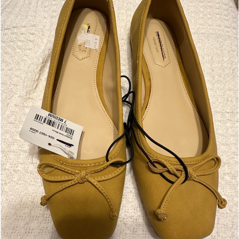 Liz Claiborne size 7 ladies slip on . NWT